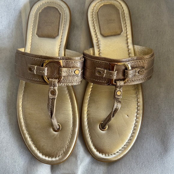 Christian Dior Metallic gold thong sandals with gold finished brass buckles - Picture 3 of 6